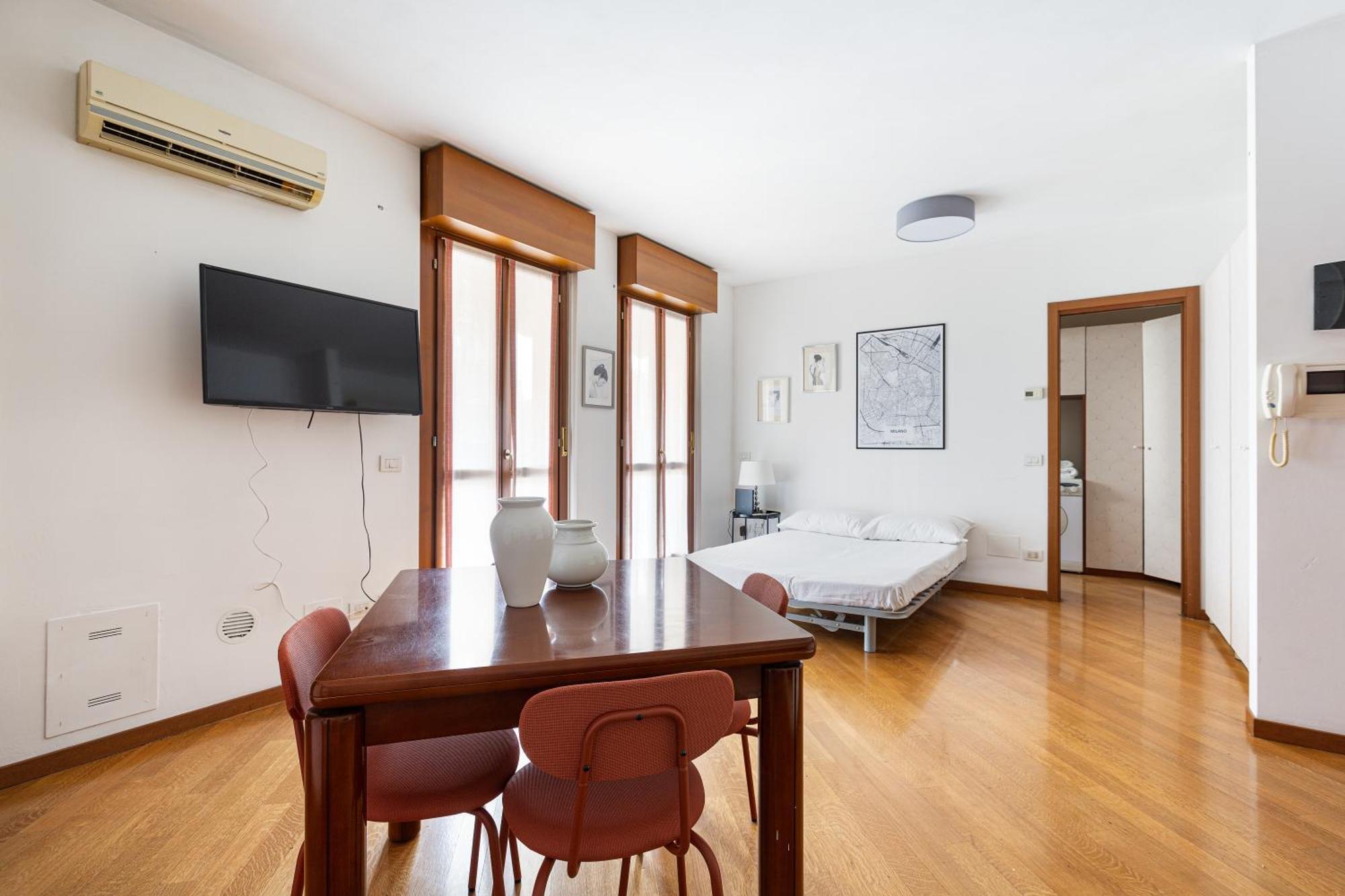 Cosy Studio With Balcony & Private Garage Milano Eksteriør billede