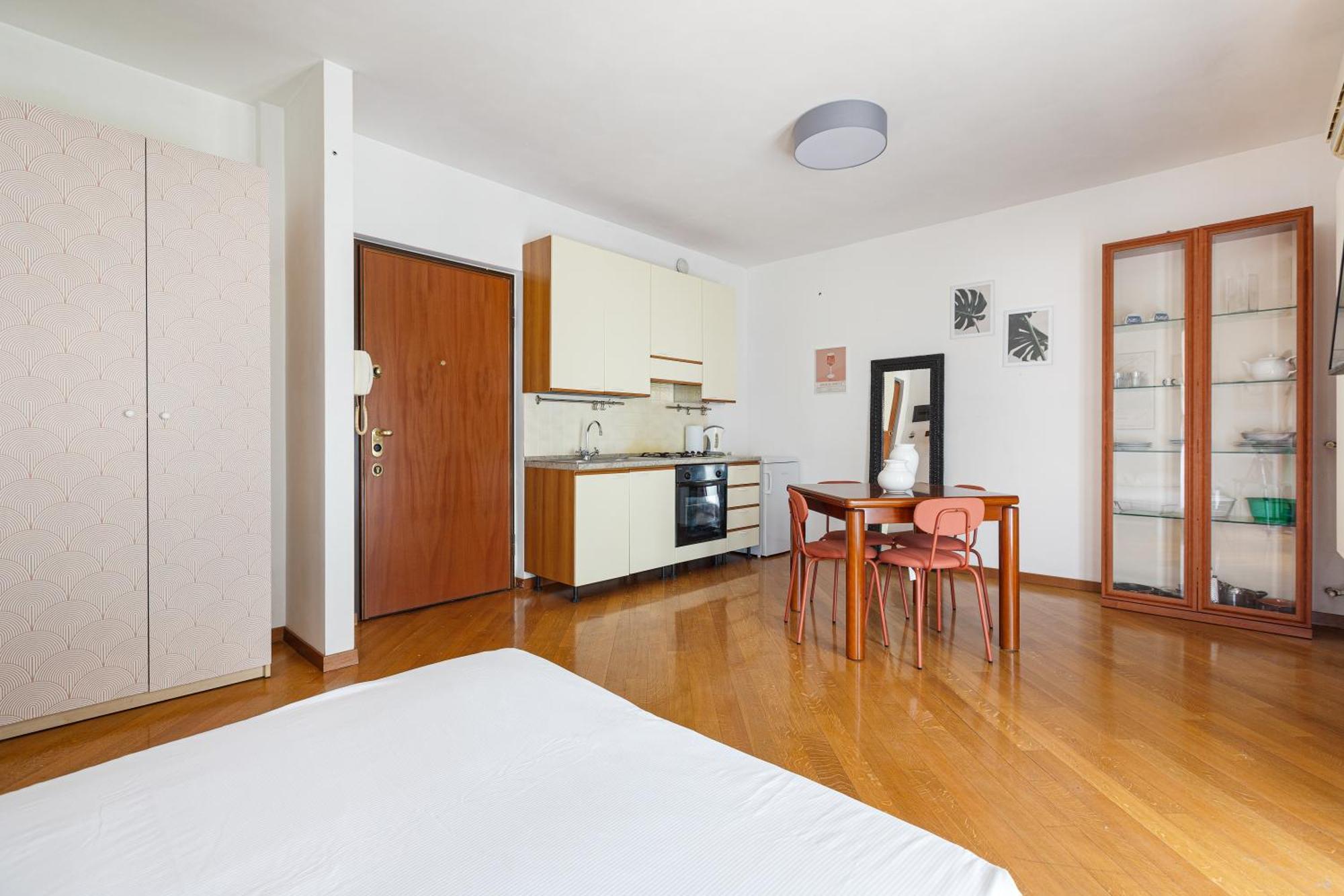 Cosy Studio With Balcony & Private Garage Milano Eksteriør billede